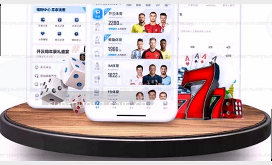 一张白底卡片上，蓝色数据折线图旁放着放大镜和记事本。